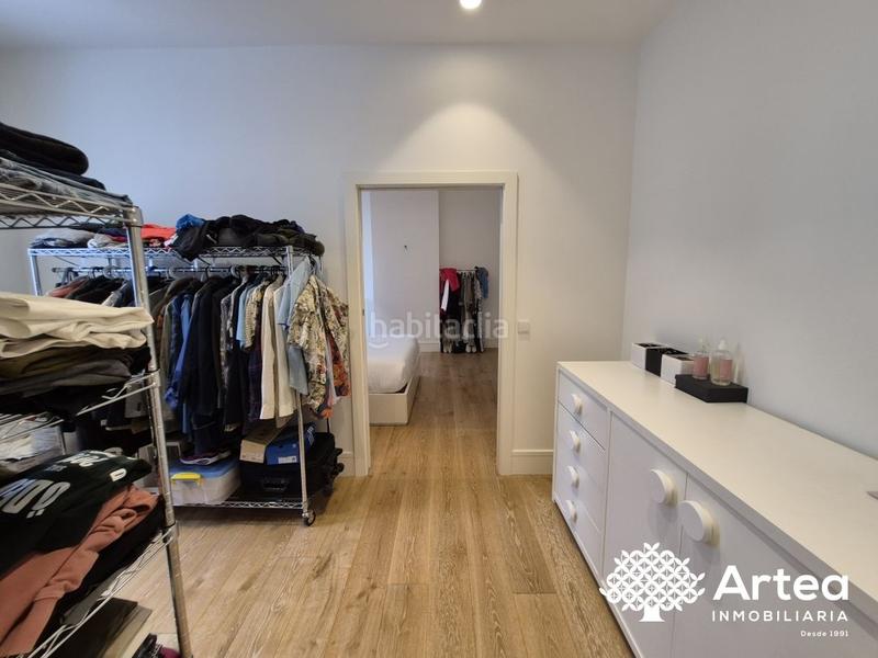 Foto b79733d9-9975-46d3-97cc-1515e2eb5fdc. Piso  venta zona Casco Viejo con ascensor, techos altos y muy soleado en Bilbao