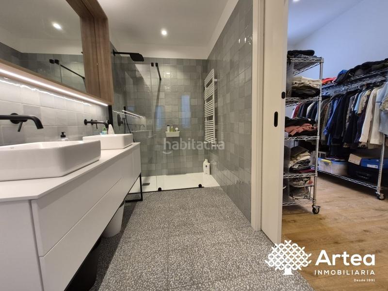 Foto c8be338b-5929-4cf0-979a-d8bc361b473d. Piso  venta zona Casco Viejo con ascensor, techos altos y muy soleado en Bilbao