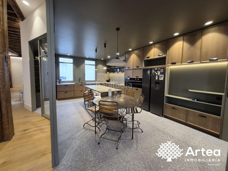 Foto f1f118ed-0f12-4041-acae-198b621595cf. Piso  venta zona Casco Viejo con ascensor, techos altos y muy soleado en Bilbao