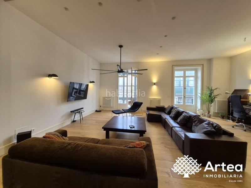 Foto f4c63519-1907-468d-a3b5-9dc2a94717e5. Piso  venta zona Casco Viejo con ascensor, techos altos y muy soleado en Bilbao