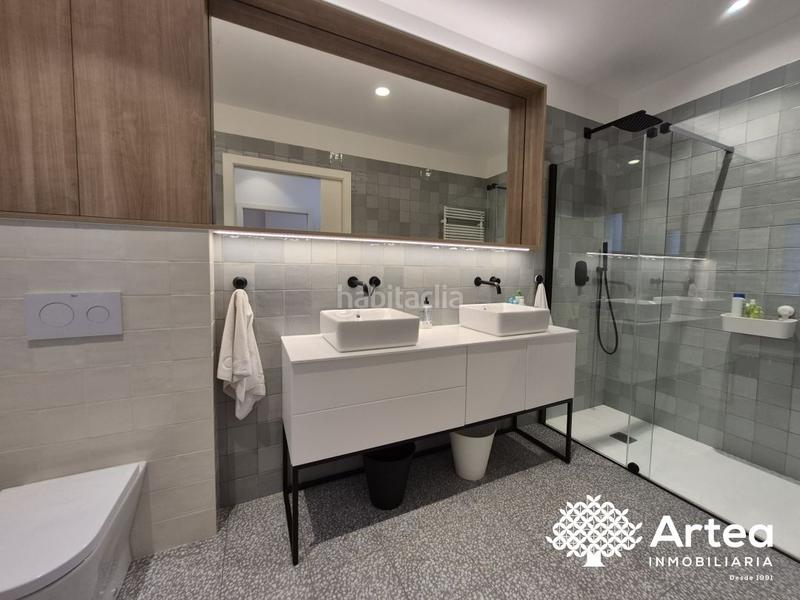 Foto f77d7371-9a19-4bc7-a531-7a0119c21784. Piso  venta zona Casco Viejo con ascensor, techos altos y muy soleado en Bilbao