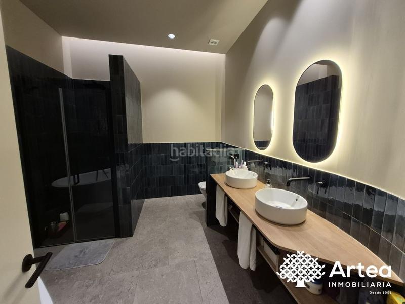 Foto f77f271f-8e93-42d4-ad04-82e9eda3babf. Piso  venta zona Casco Viejo con ascensor, techos altos y muy soleado en Bilbao