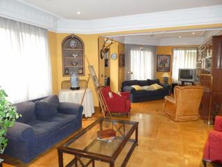 Pis  Errebal kalea. Soleada ,luminosa.4 habitaciones, salón, cocina, 2 baños y balcó