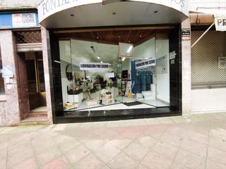 Local Comercial  N/a. Amplio local comercial con grandes escaparates en zona llana y m
