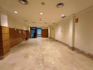 Local Comercial  Komentukua kalea. Local comercial en zona llana y céntrica en ermua. muchas posibi