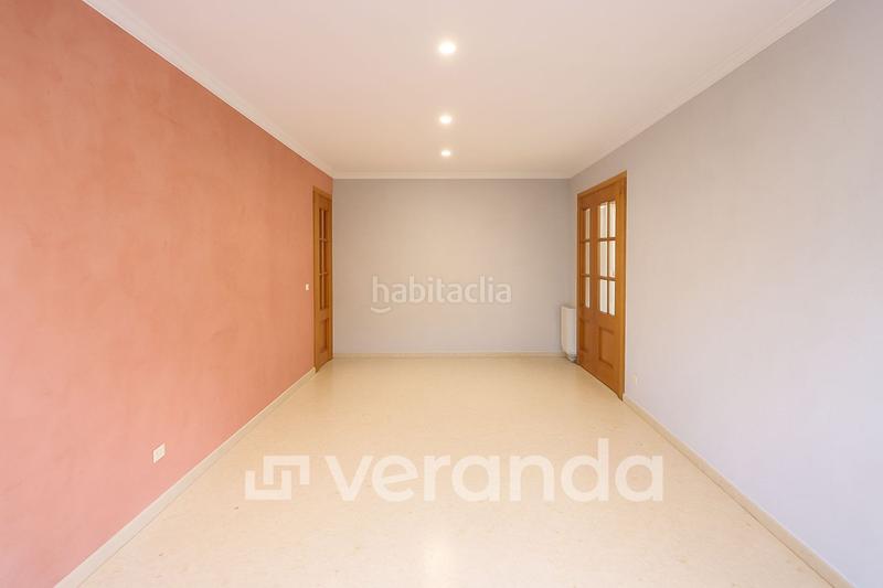 Foto ba74adcb-cf3c-49ea-bdfa-4ef47bd518a9. Pis amb calefacció aparcament a Centre Ripollet