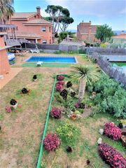 Chalet en Can Quirze. Chalet con 4 habitaciones con parking, piscina, calefacción, air