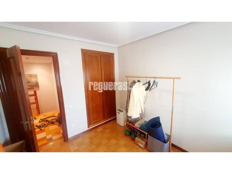 Foto b54a8afa-b5f9-4b69-a5a4-94d1458bcbfb. Pis amb calefacció aparcament a Centro Avilés