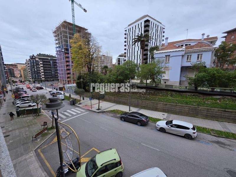 Foto b7fb6ac8-7518-4191-95ac-87a07193cf66. Flat with heating parking in Centro Avilés