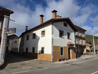 Casa  Carretera riaño a oviedo. Casa en venta en lario con gran potencial y múltiples posibilida