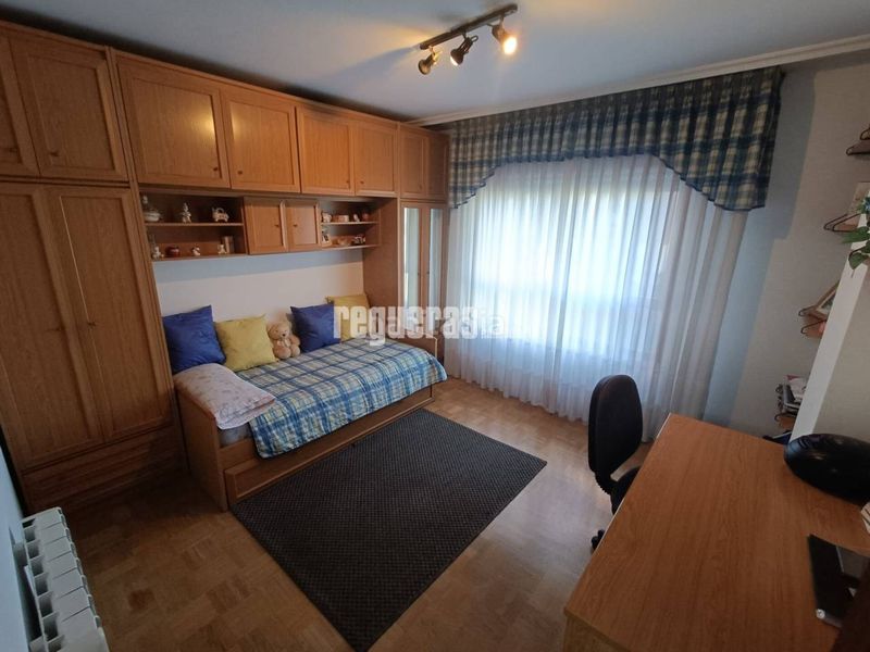 Foto b6416574-b4bc-4c74-9486-9049a280b0b9. Piso venta de piso amplio en fernando morán, . en Avilés