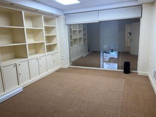 Lloguer Local Comercial a Parque San Francisco - Uría. Se alquila estupendo bajo comercial con despachos independientes