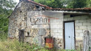 Terrain résidentiel à El pino - pola del pino. Se vende cabaña y cuadra para reconstruir en la montaña asturian