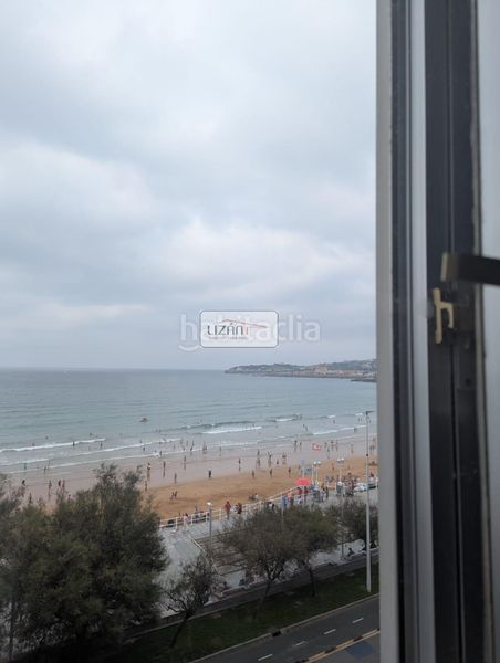 Foto 289c23f3-ab00-455b-a476-6c36b2c52595. Alquiler piso alquiler de temporada eres estudiante o docente ? vive frente al mar en gijon ! en Gijón