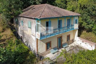 House  Ribera de arriba - la carcaba, ferreros. Se vende gran casa con finca de 7.000 m cerrada con muro de pied