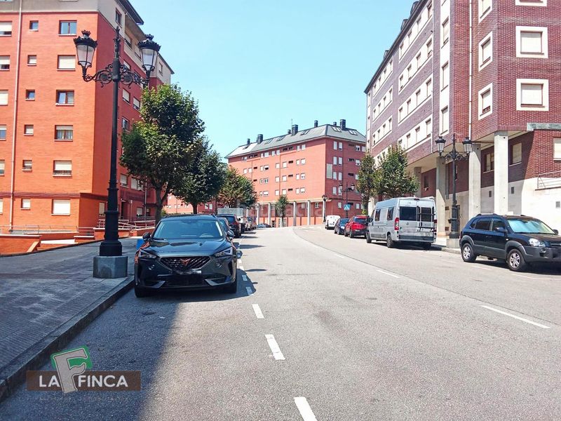 Foto fa0ecac2-169b-48fe-815c-f431af0f91a3. Pis amb calefacció aparcament a Las Campas Oviedo