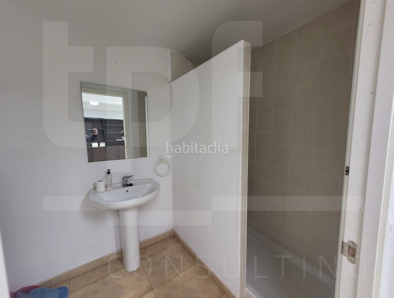 Foto 4e52bb01-4dd4-4992-8c71-f10b40e485c4. Locale commerciale in carrer de la democràcia 53 in Valencia