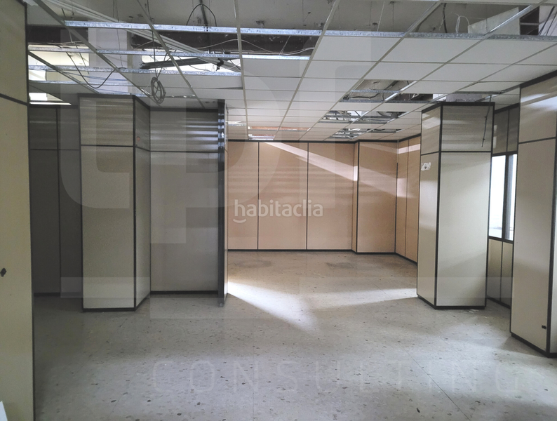 Foto 67d35875-7696-4dd1-81f5-5e10f91361de. Locale commerciale in carrer de la democràcia 53 in Valencia