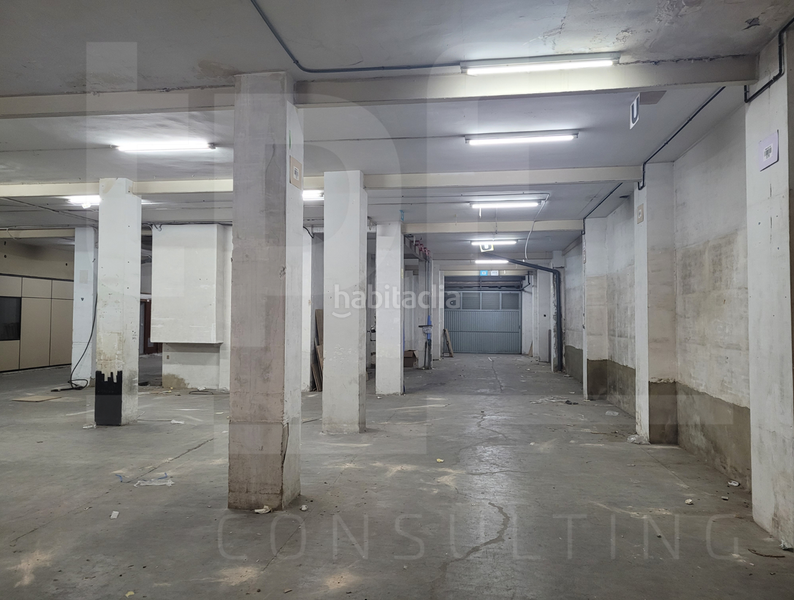 Foto 94334b66-f141-473b-9980-876f57e9fc22. Locale commerciale in carrer de la democràcia 53 in Valencia