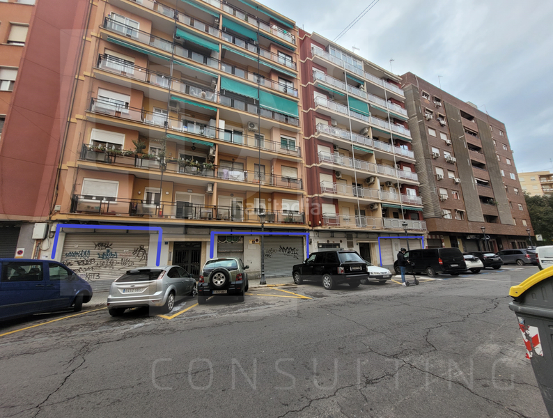 Foto e78a4b15-d07a-46d6-a2a5-698a96ba6972. Locale commerciale in carrer de la democràcia 53 in Valencia