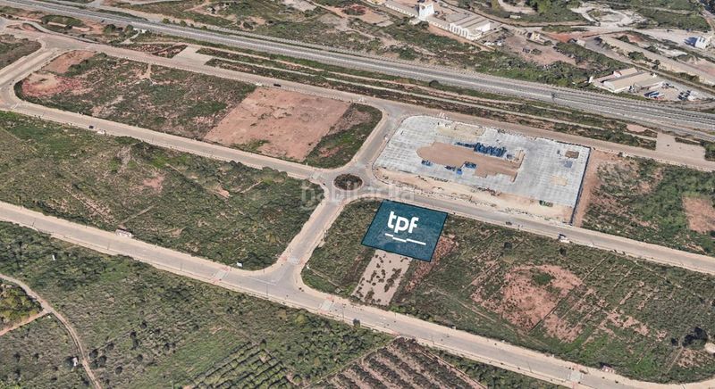 Foto c11ac86a-d467-44ec-a014-00028ae2b30e. Solar industrial a Avenida de Abril-9 de Octubre Sagunt