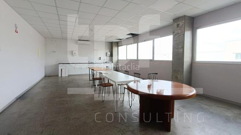 Foto f8fa94f6-22c1-4b0e-ae20-e0ec8ce21381. Alquiler nave industrial  de 1.066m en Paterna