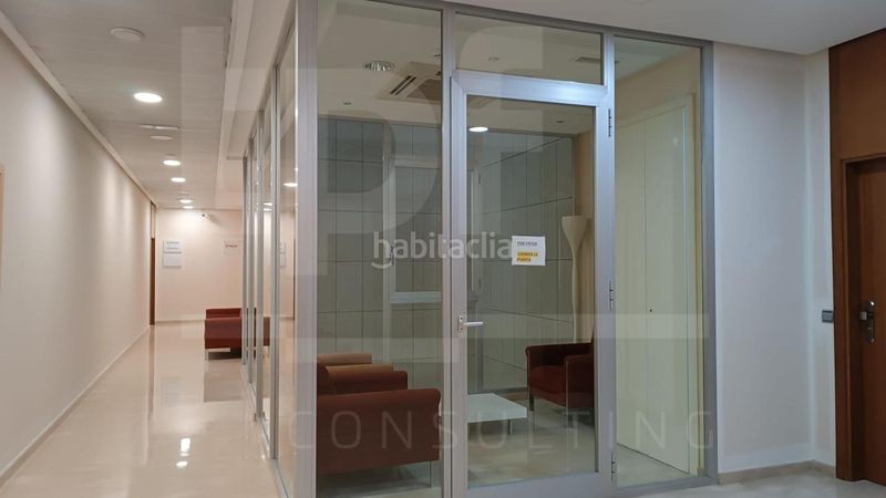Foto 5bce10d2-8af5-4ef9-959b-60a01848331e. Miete büro mit parking in Fuente del Jarro Paterna