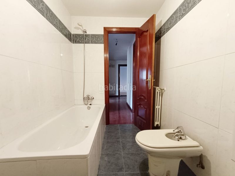 Foto a1a0efb4-5a1d-4bec-a126-4b9c8b84b6b3. Casa amb calefacció aparcament piscina a Lena