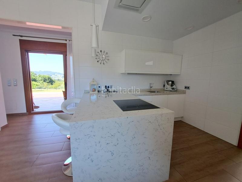 Foto 0e8a7040-087e-43b3-9ab0-e26da0919007. Casa amb calefacció aparcament piscina a Porceyo Gijón