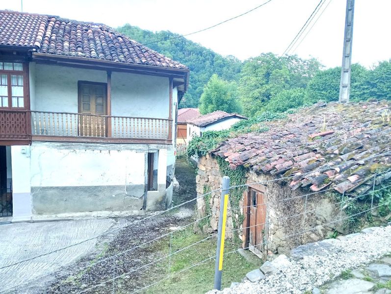 Foto 24cb0b0c-c9f8-4cdc-b260-cc0f2011343d. Casa amb piscina a Lena