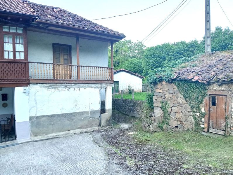 Foto 353d022a-29b2-4559-bce3-fba734b4ff2e. Casa amb piscina a Lena