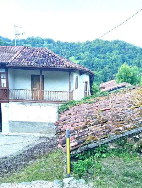 Foto 6d264f84-301b-4b4c-a64b-30d6bc75e6cd. Casa amb piscina a Lena