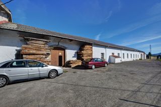 Locale commerciale in Nava