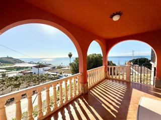Casa  N/a. Increíble casa con terreno, cochera y terraza con vistas al mar