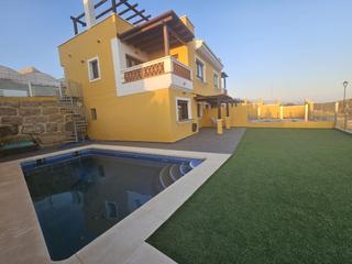 Xalet  N/a. Exclusivo chalet pareado con piscinas y vistas panorámicas al ma