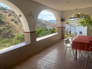 Casa  N/a. Amplia casa con terraza y garaje en canillas de aceituno!