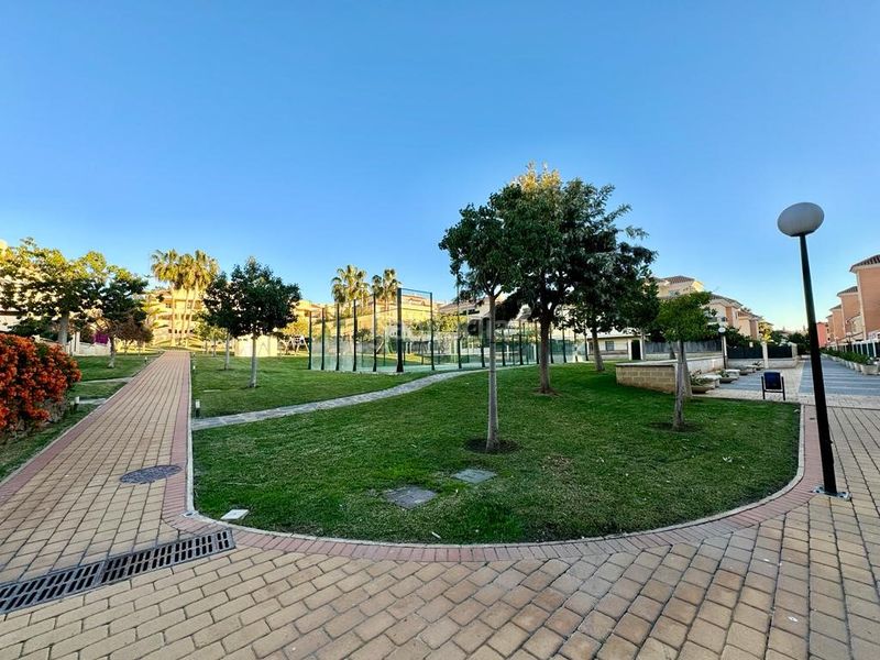 Foto 1e2cb933-0080-4b31-b816-7c9c4ea8cd7b. Alquiler piso magnífico bajo con gran terraza y piscina en baviera golf en Caleta de Velez