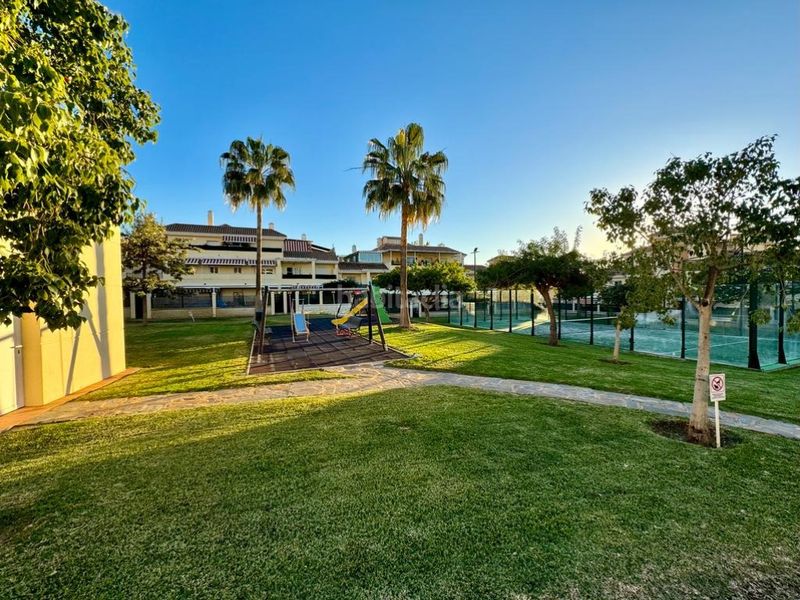Foto 41b21011-8dcf-4dcb-a12d-a7b66b119b4a. Alquiler piso magnífico bajo con gran terraza y piscina en baviera golf en Caleta de Velez