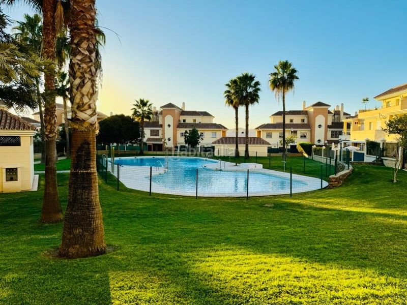 Foto a91bfa80-fd3b-487f-9232-f313ef48af0d. Alquiler piso magnífico bajo con gran terraza y piscina en baviera golf en Caleta de Velez
