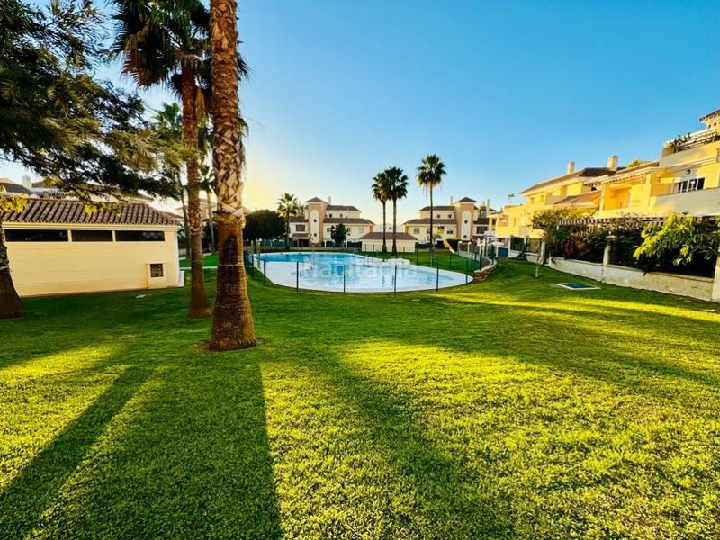 Foto bb4a44cd-5771-4c92-b386-51584fe030cd. Alquiler piso magnífico bajo con gran terraza y piscina en baviera golf en Caleta de Velez