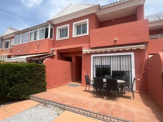 Location Chalet  Calle moclinejo. Magnífico chalet con patio y piscina en caleta de vélez.