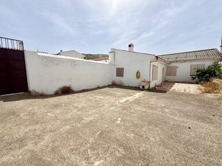 House  Calle coronel serrato. Amplia vivienda de una sola planta con gran nave y patio en cací