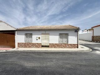 Maison  Calle coronel serrato. Amplia vivienda de una sola planta con gran nave y patio en cací