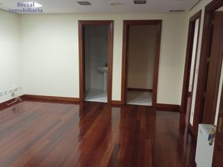 Miete Büro  Calle miguel villanueva. Oficina de 50 m2, en alquiler, en pleno centro. junto al espolón