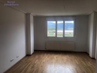 Pis  Calle párroco miguel avellaneda. Piso de tres dormitorios, dos baños, salón y cocina, vistas mara