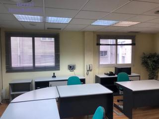 Bureau  Calle avenida portugal. Oficina en el centro, edificio de oficinas, con trastero. montad
