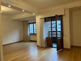Miete Etagenwohnung  Avenida gran vía juan carlos i. Vivienda de tres habitaciones en la gran vía