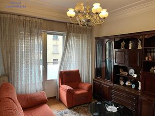 Pis  Calle pio xii. Piso céntrico, cuatro dormitorios, baño, aseo y bonito balcón.