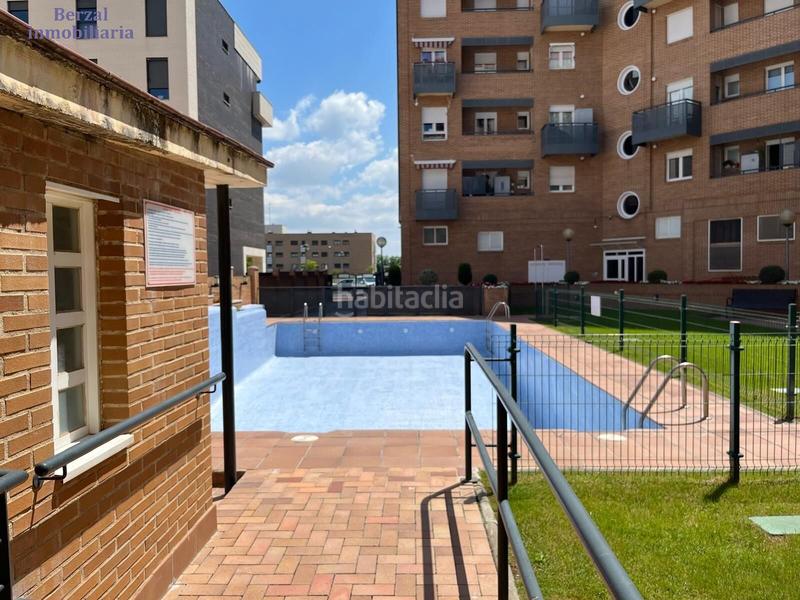 Foto 7e73edbc-08d3-42c7-88a7-4995ce3af2c5. Pis amb calefacció aparcament piscina a Los Lirios Logroño