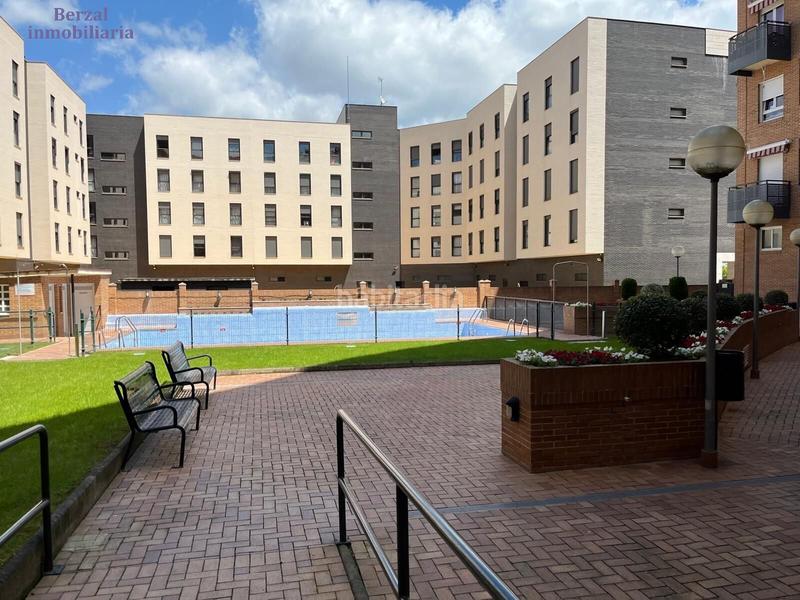 Foto ca4a536c-4038-4631-a256-bbc58385d233. Pis amb calefacció aparcament piscina a Los Lirios Logroño